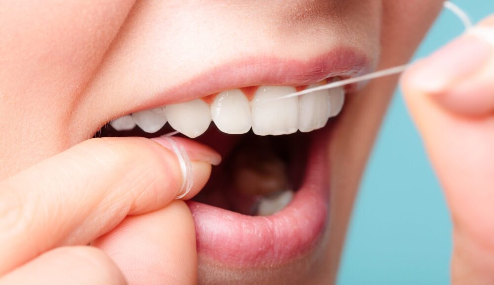Pulizia dentale: come usare il filo interdentale e lo scvolino per denti